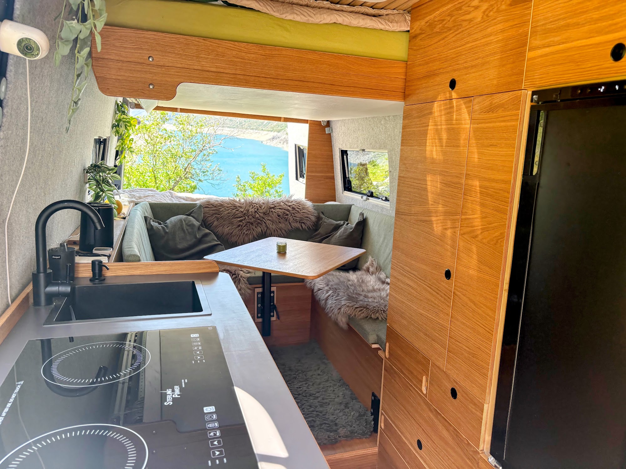 Fertig ausgebauter Camper-Innenraum
