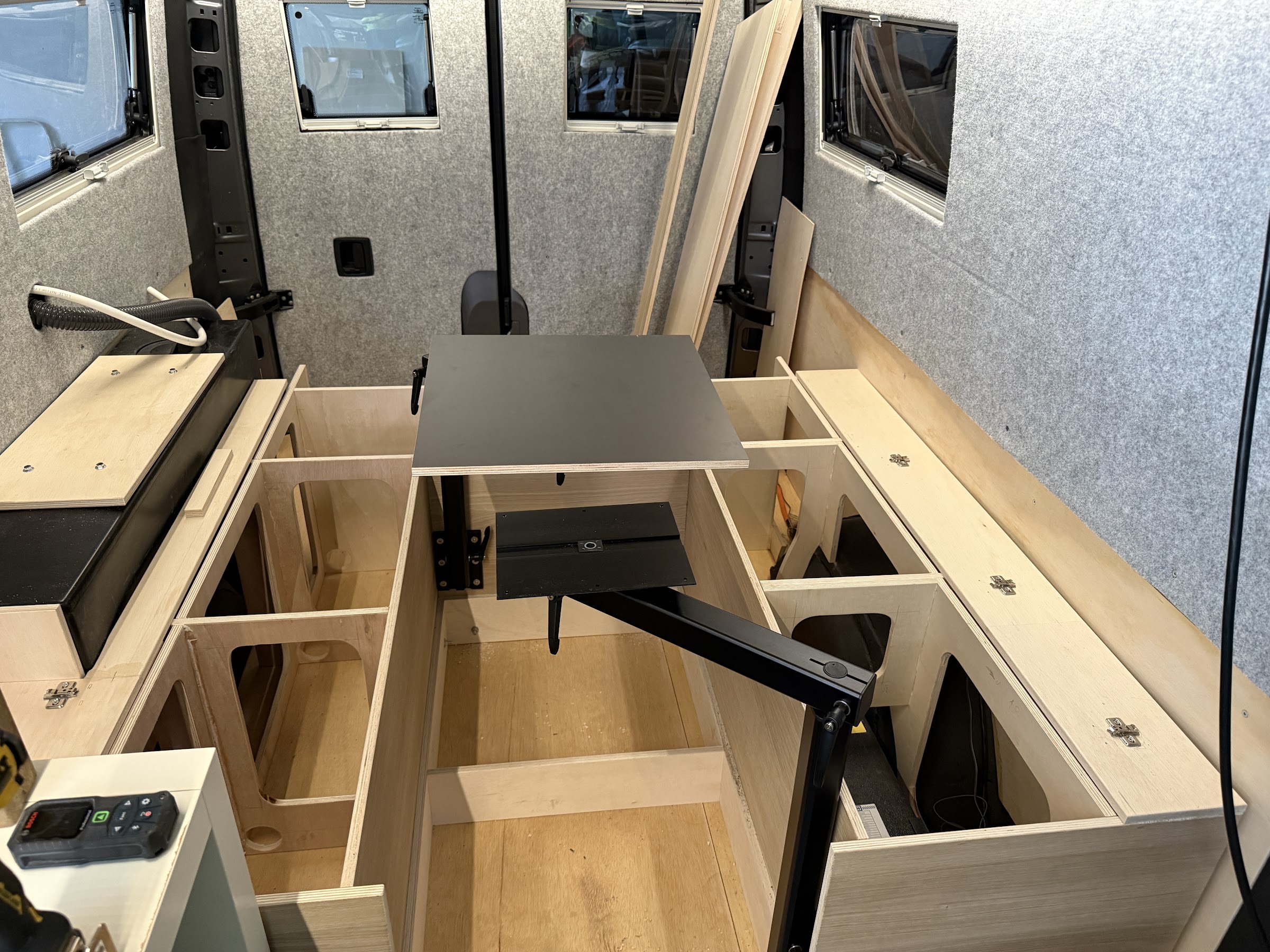 Selbstgebaute Küchenzeile aus Multiplex im Camper