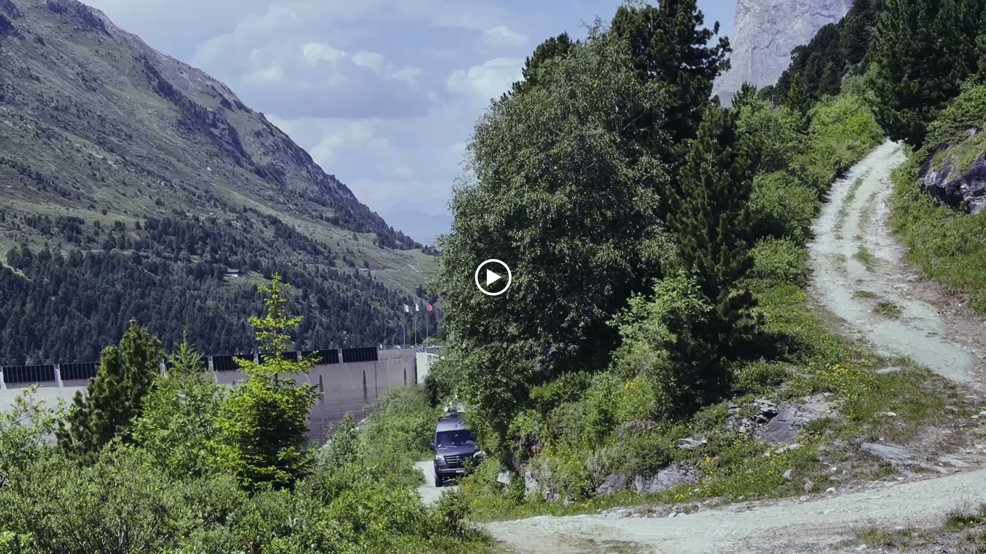 Offroad-Camper mit Solarpanels und Geländereifen