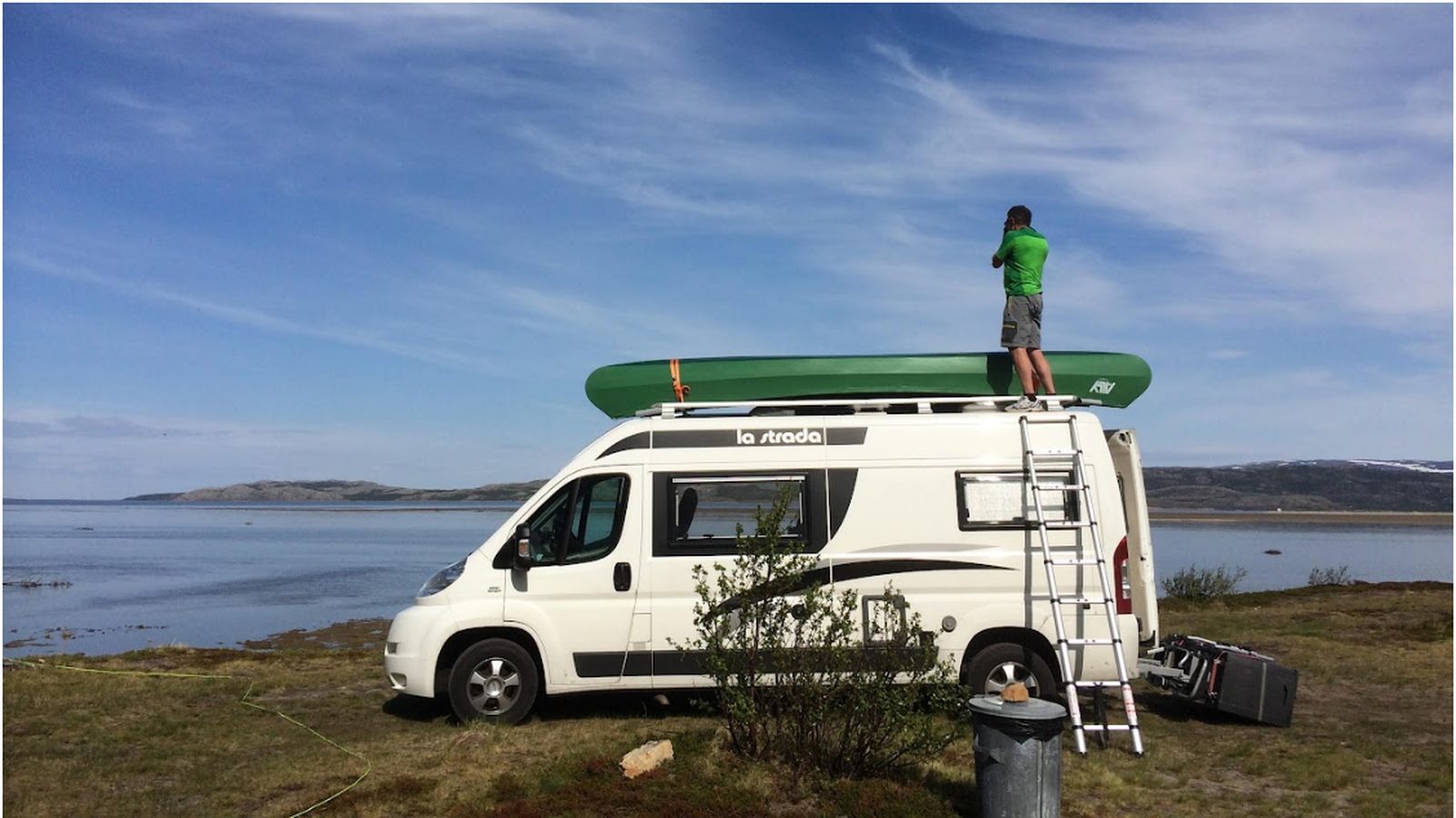 La Strada Kastenwagen mit SUP am Wasser