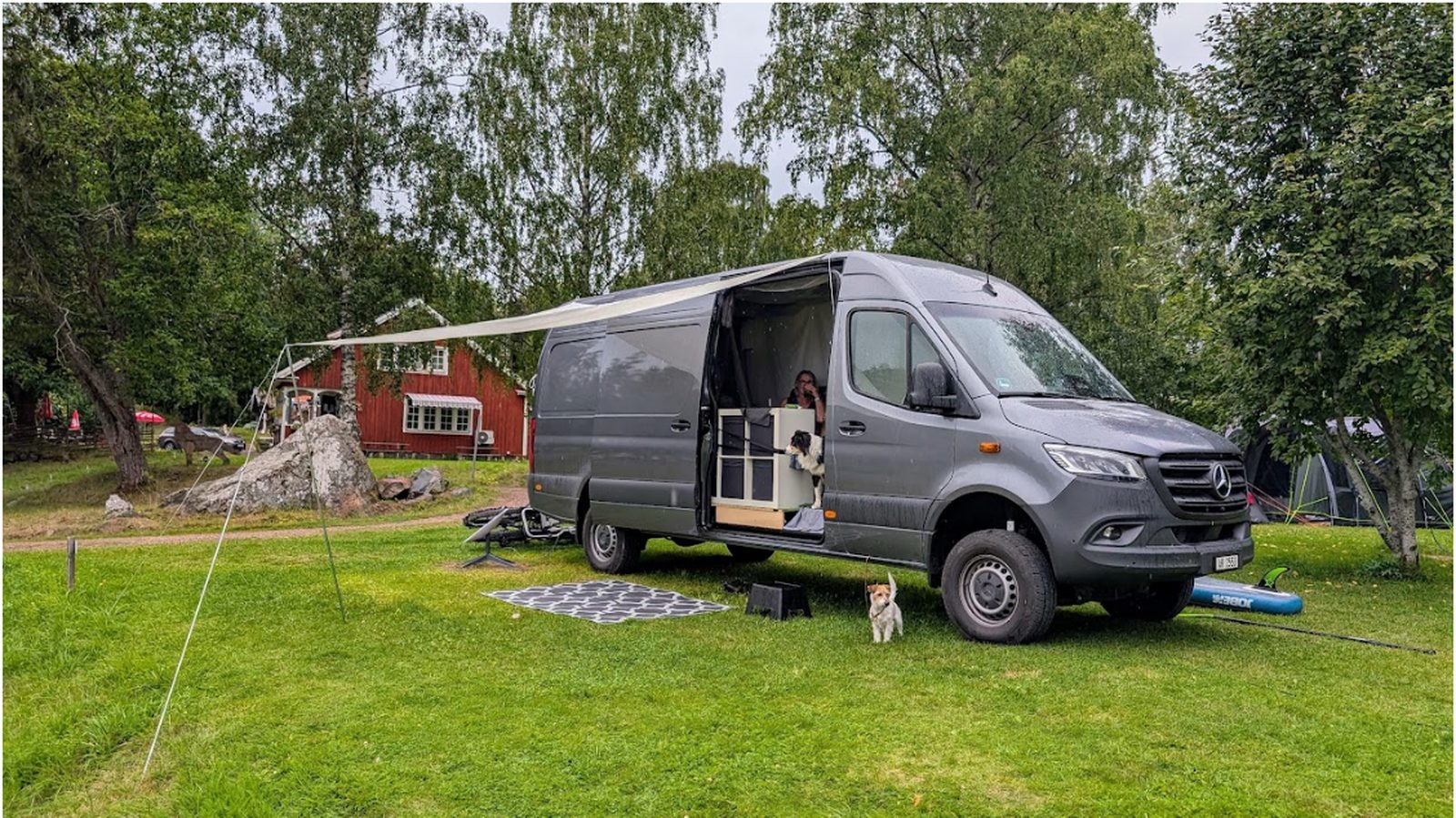 Sprinter 4x4 mit Markise auf einem Campingplatz