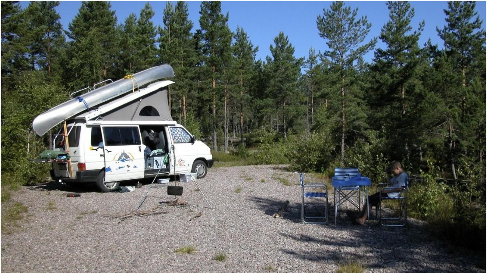 VW Bus T4 mit Aufstelldach und Kanu im Wald