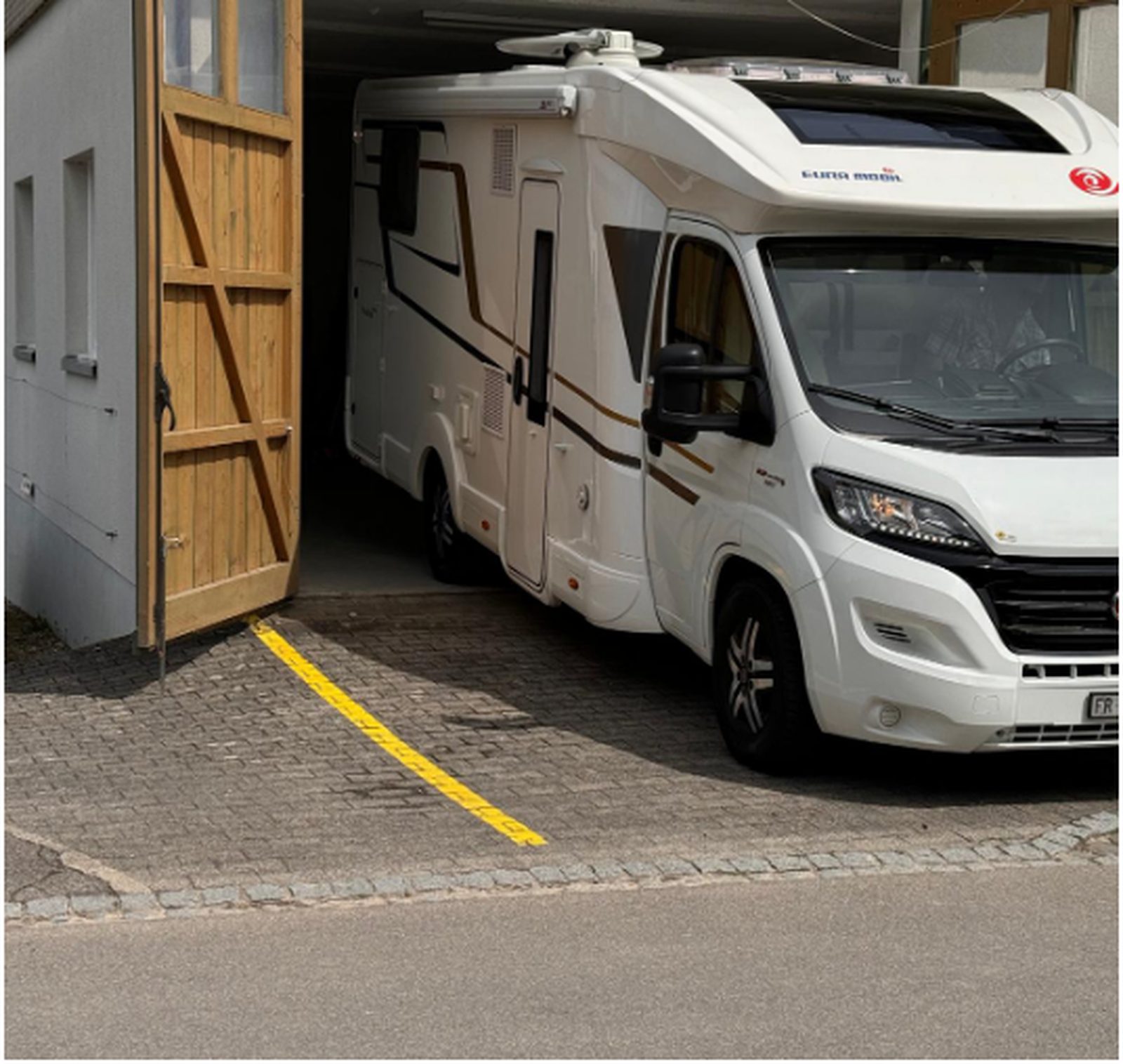 Das bisherige Euramobil-Wohnmobil verlässt die Garage