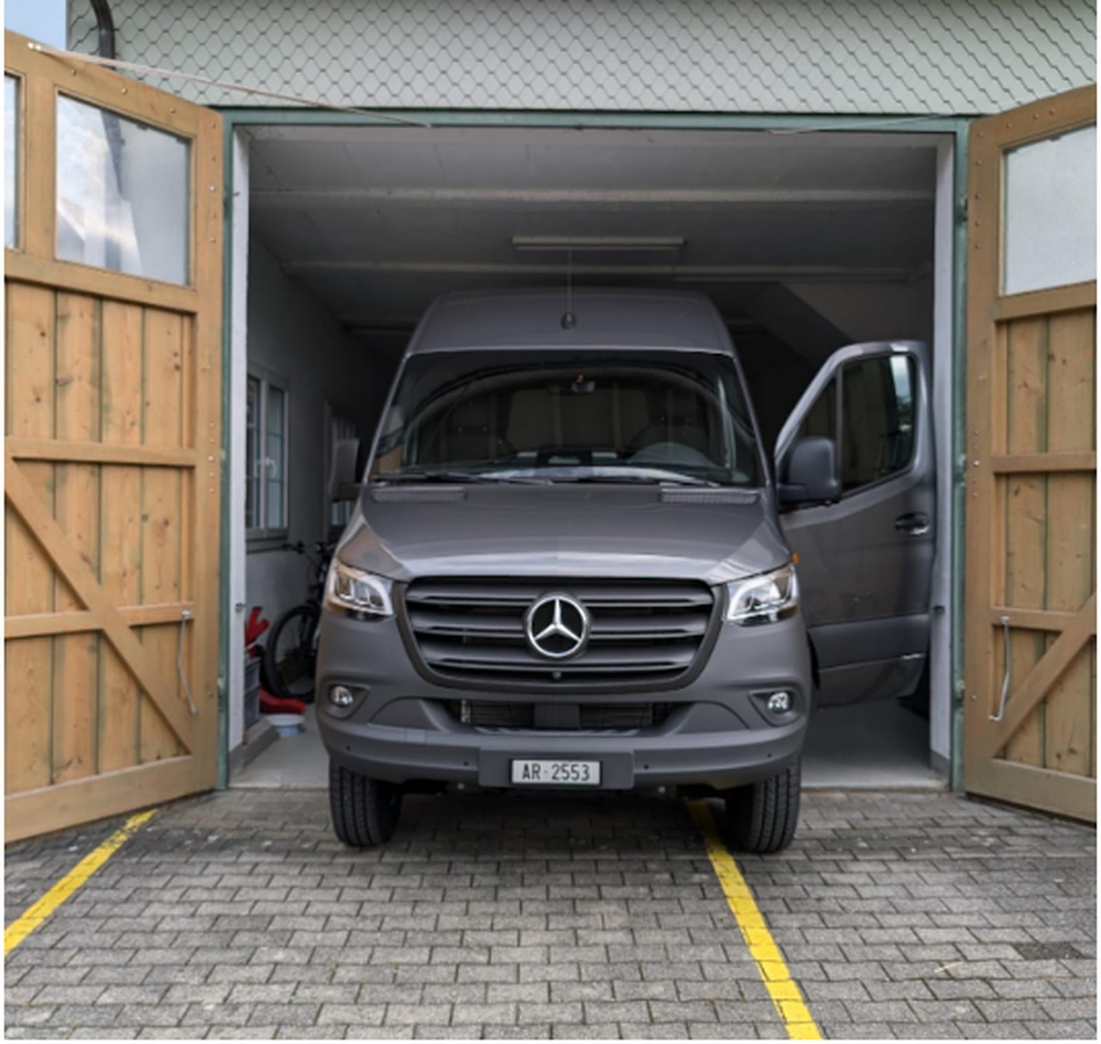 Der neue Sprinter als leeres Basisfahrzeug in der Garage